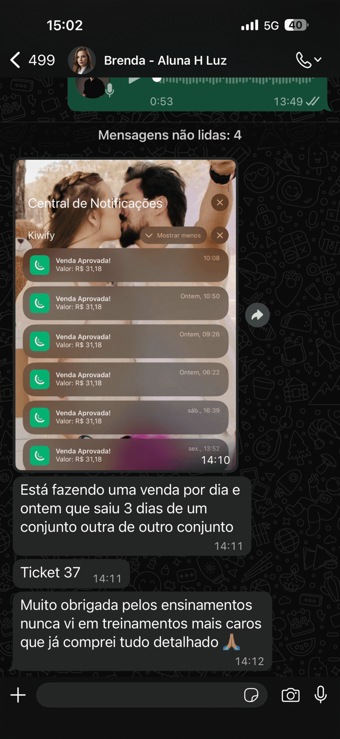 Vendedor de luz oferecendo produtos em loja com atendimento personalizado e ambiente acolhedor.